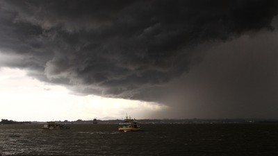 Gubernur Sulawesi Tenggara mengeluarkan status itu setelah meninjau langsung kondisi banjir di Kota Kendari dan kabupaten sekitarnya.