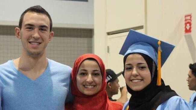 Tiga Mahasiswa Muslim Tewas Ditembak di AS Pelaku langsung menyerahkan diri ke polisi setelah menembak ketiga korban. Belum diketahui motif pelaku, namun diduga kuat didasarkan sentimen agama.