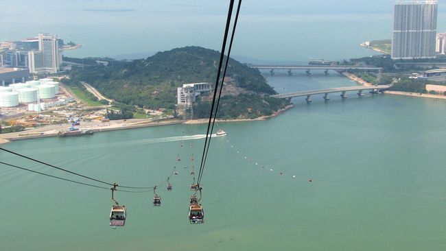 Hong Kong menawarkan banyak wisata. Selain belanja dan kuliner, ada juga wisata di udara.