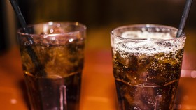 img-title 7 Makanan dan Minuman yang Bikin Urine Keruh