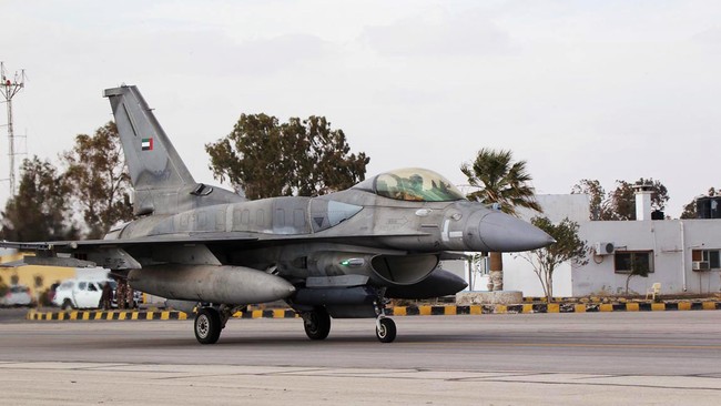 Sebuah pesawat tempur berjenis F-16 gagal lepas landas lalu terbakar di Pangkalan Udara Halim Perdanakusuma, Jakarta Kamis pagi ini.