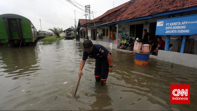 BPBD DKI Jakarta telah menyiagakan sembilan ribu personel untuk antisipasi banjir rob yang diperkirakan datang hingga 13 Februari mendatang. 