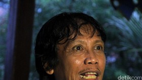 Mandra serta Kisah Petaka Hujan dan Sepatu Terbang