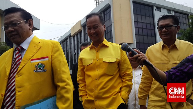 Meski kubu Ical absen, Ketua Mahkamah Partai Golkar Muladi tetap melanjutkan sidang untuk mengeluarkan putusan berupa penundaan, penetapan atau rekomendasi.