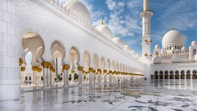 Keindahan Masjid Berlapis Permata di Abu Dhabi