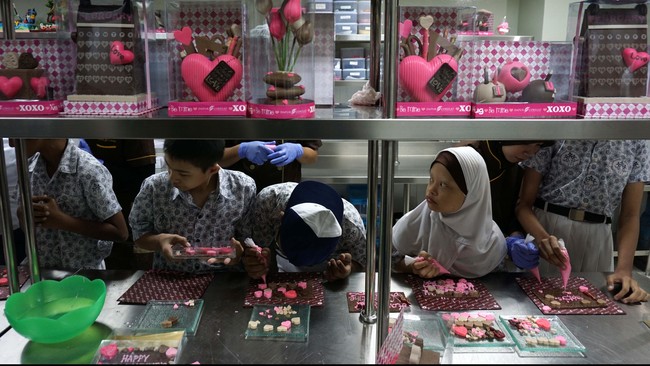 Presiden Joko Widodo menargetkan penciptaan lapangan kerja bagi 4 ribu penyandang cacat melalui pembangunan pabrik-pabrik khusus disabilitas.
