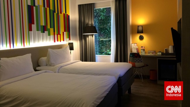Liburan dengan menikmati fasilitas di hotel menjadi pilihan anakku. Berenang, jalan-jalan keliling taman hotel dan makan di kamar sambil nonton tv.