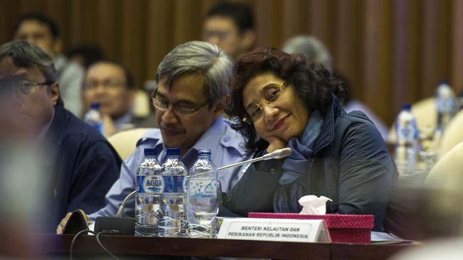 Menteri Susi Pudjiastuti menuding aktivitas tambang di zona 0-4 mil dari bibir pantai sebagai perusak ekosistem laut tanpa ada upaya konservasi kembali.