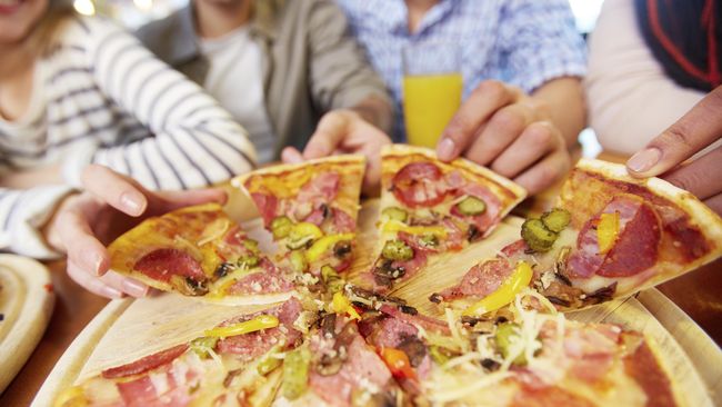 Banyak orang beranggapan pizza adalah salah satu makanan yang tidak sehat karena mengandung kalori tinggi. Pendapat itu bisa jadi benar, bisa juga tidak.