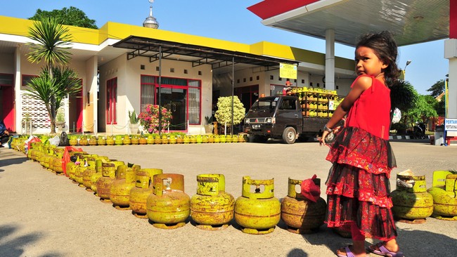 Direktur Pemasaran Pertamina Ahmad Bambang menduga tingginya harga dan kelangkaan gas elpiji 3 kg di masyarakat akibat sejumlah pengecer menahan stok.