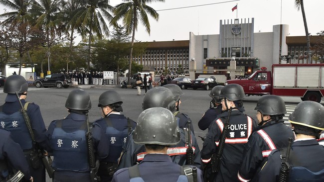 Setelah menyandera sipir selama 14 jam dan mengambil senjata dari gudang senjata, enam narapidana di penjara Taiwan bunuh diri.