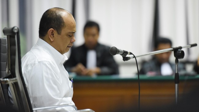 Atas permintaan terdakwa Gulat yang diperintahkan oleh Annas Maamun, terdakwa Gulat memfasilitasi Surya Darmadi untuk mengubah fungsi lahan PT Duta Palma.