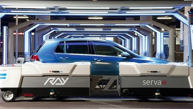 Bandara Dusseldorf menerapkan sistem parkir robotik yang diberi nama RAY, sebuah mesin pengangkat otomatis hasil rancangan perusahaan lokal Serva Transport.