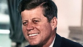 Foto Candid JFK dan Jackie O Siap Dilelang
