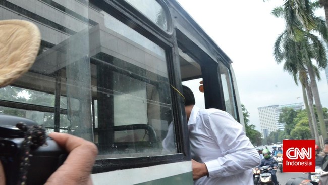 Vice President PT Pertamina EP Elizar P Hasibuan lari terbirit-birit seusai menjalani pemeriksaan di Gedung Komisi Pemberantasan.