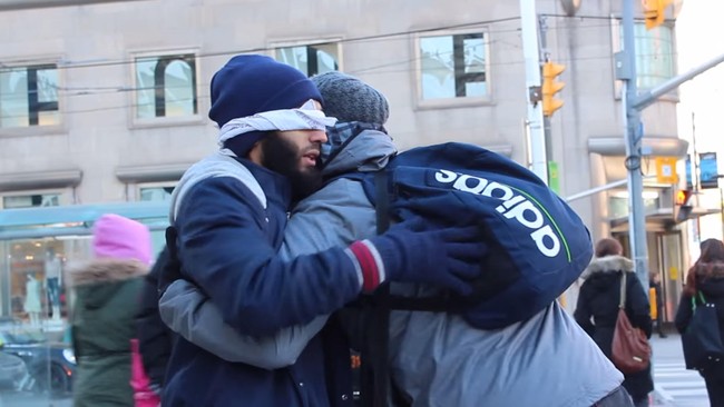 Seorang pria berjanggut berdiri di jalan Kota Toronto, matanya ditutup, mengaku Muslim dan berharap mendapatkan pelukan kepercayaan.