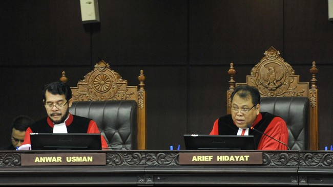 Gugatan bekas Ketua MK Akil Mochtar yang menyebut KPK tak berwenang usut pidana pencucian uang ditolak seluruhnya oleh majelis hakim MK.