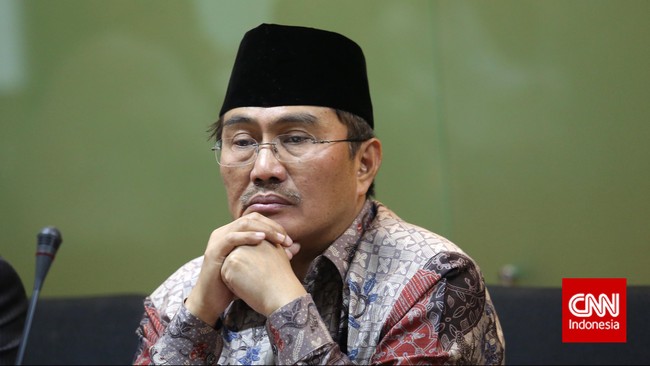 Ada sebanyak 70 soal dalam tes tertulis seleksi calon pimpinan KPK. Jimly Asshiddiqie menuntaskannya 15 menit lebih lama ketimbang Johan Budi.