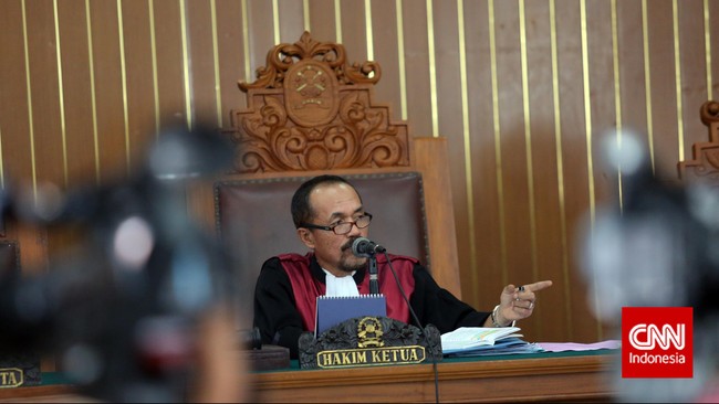 Komisi Yudisial menilai hakim yang memimpin sidang praperadilan Budi Gunawan telah mengubah hukum acara yang tertera pada KUHAP.