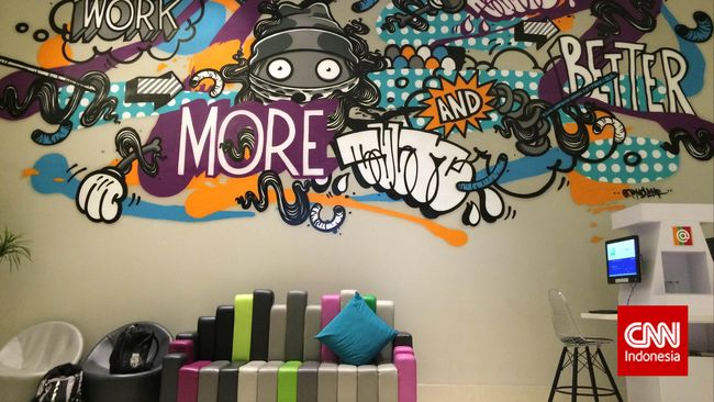 Memasuki Hotel ibis Style Mangga Dua Square terasa seperti mengunjungi museum atau galeri seni kontemporer. Dindingnya berhiaskan grafiti warna-warni.