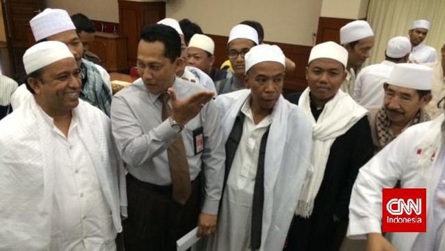 Mereka datang untuk memberikan dukungan kepada Polri sekaligus meminta KPK memperhatikan etika kelembagaan dan kenegaraan dalam penetapan tersangka.