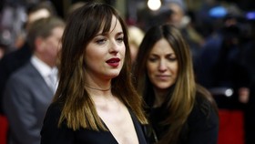 Dakota Johnson Mengaku Bahagia dengan Chris Martin