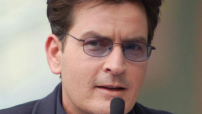 Charlie Sheen dilaporkan sebuah tabloid mengidap positif HIV selama bertahun-tahun. Pada Selasa (17/11) ini, ia akan membuat pengumuman pribadi.
