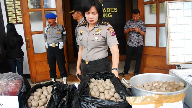 Sejumlah barang bukti baso dan daging mentah celeng diperlihatkan di Mapolrestabes Bandung, Jawa Barat, Jumat (13/2). Berdasarkan laporan masyarakat Polisi melakukan penggerebekan dan menyita 40 kg bakso campuran daging sapi dan daging celeng. Selain itu, didapatkan juga 140 kg daging celeng mentah dalam kondisi dibungkus. ANTARA FOTO/Agus Bebeng/Rei/pd/15.