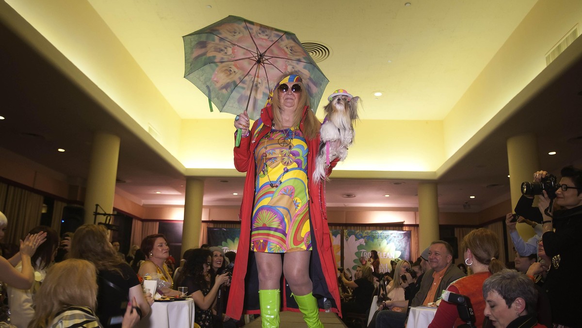 Gaya Centil Fauna di New York Pet Fashion Show