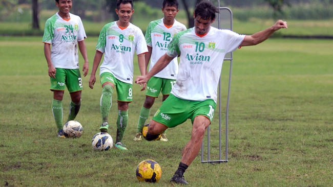 CEO Persebaya Surabaya, I Gede Widiade, menganggap BOPI plin-plan dalam mengambil keputusan. Gede juga memastikan Persebaya akan ikuti ISL 2015.