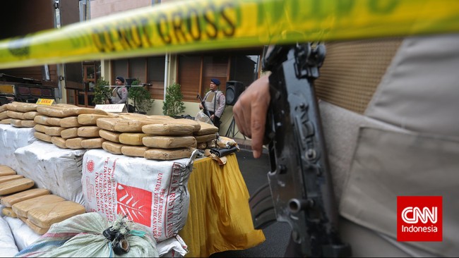 Dalam operasi tangkap tangan, satuan kepolisian resor Jakarta Barat mengamankan 2 ton ganja Kering di Riau yang rencana dibawa menuju Jakarta.