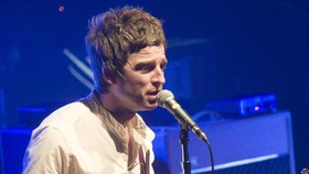 Noel Gallagher Menunggu Panggilan Telepon dari Damon Albarn