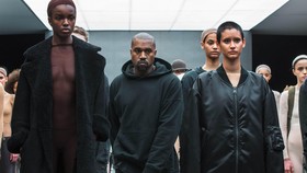 Busana Gaya 'Kerusuhan' Kanye West di New York Fashion Week