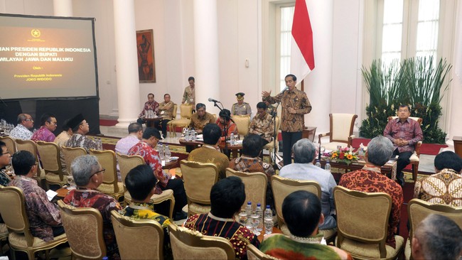 Presiden Joko Widodo (Jokowi) mempresentasikan program kerjanya saat berpidato di pembukaan Munas Partai Hanura yang digelar di Solo, Jumat (13/2) malam.