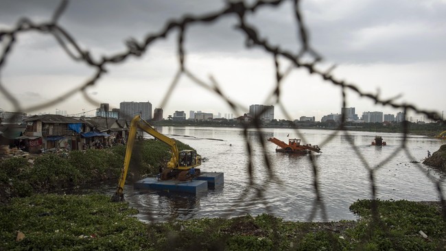 Pemprov DKI Jakarta akan mengeruk 14 waduk dan situ serta menggandeng wilayah penyangga membangun tanggul untuk mencegah banjir.