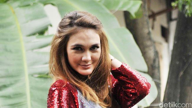 Dia memang punya brand fesyen, tapi Luna Maya menampik sebutan sebagai perancang mode. 
