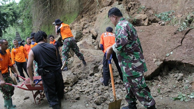 Evakuasi Korban Longsor Trenggalek Terkendala Pergerakan Tanah Pencarian enam warga tertimbun longsor di Trenggalek terhambat medan sulit dan pergerakan tanah. 135 personel dikerahkan untuk evakuasi.