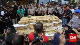 Polres Jakbar Amankan 2 Ton Ganja Kering