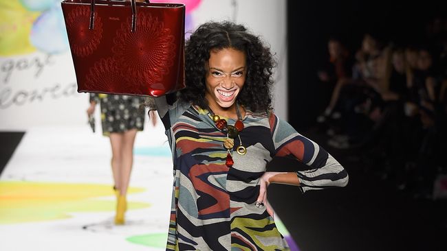 Winnie Harlow, model pengidap vitiligo, penyakit yang menyebabkan kulitnya belang, juga tampil di panggung Ne York Fashion Week.