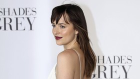 Thanksgiving, Dakota Johnson Akur bersama Gwyneth Paltrow