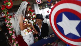 'Menikah' di Hadapan Para Superhero di Hari Valentine