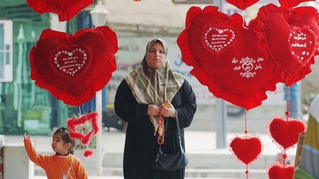 Meski dilanda peperangan kelompok militan dan sebagian wilayahnya dikuasai ISIS, warga Irak tak luput merayakan Hari Valentine, Sabtu (14/2).