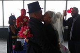 'Menikah' di Hadapan Para Superhero di Hari Valentine Sepasang kekasih di Mexico City merayakan Hari Valentine dengan cara unik. Mereka ‘menikah’ di hadapan para superhero seperti Captain America.