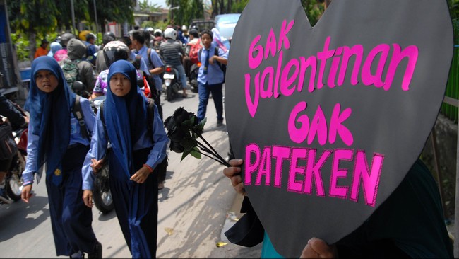 Siswa sekolah tidak jarang mempersepsikan Valantine dengan merayakannya secara berlebihan, yang berujung pada seks bebas.
