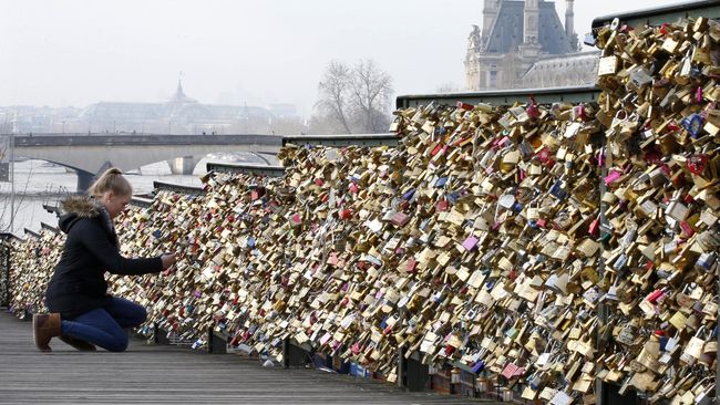 Bagian dari jembatan Pont des Arts runtuh karena harus menanggung berat dari ribuan gembok tahun lalu.