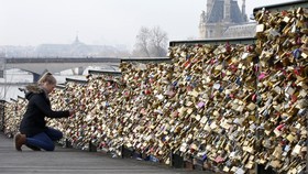 45 Ton Gembok Cinta di Jembatan Romantis Paris akan Dibongkar
