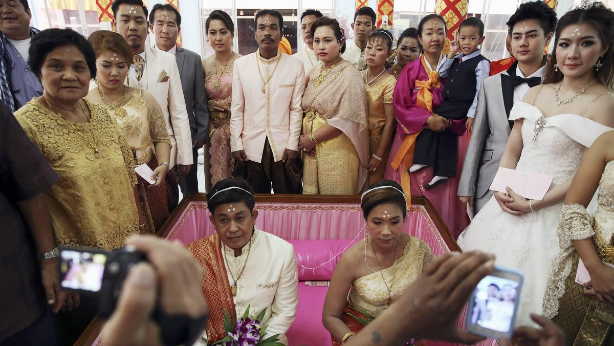 Mengikat Janji di Tengah Kejaran Domba dan Peti Mati