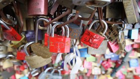 Tempat Populer Menggantung Gembok Cinta di Seluruh Dunia