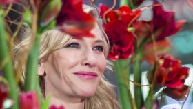 Aktris Cate Blanchett <i>Nyeker</i> ke Premiere Cinderella