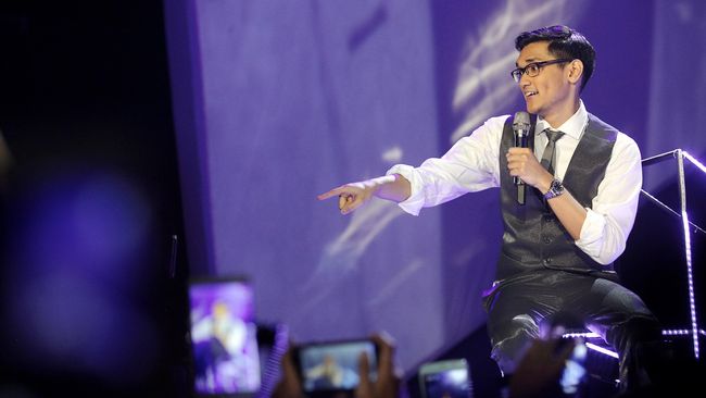 Ada-ada saja kejadian yang dialami seniman musik saat beraksi, dari malafungsi busana sampai panggung.